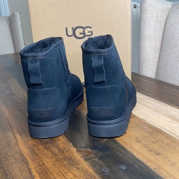UGG CLASSIC mini Side LOGO Boots - Picture 4 of 6